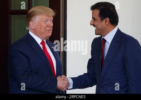 (190709) -- WASHINGTON, 9 luglio 2019 (Xinhua) -- il presidente degli Stati Uniti Donald Trump (L) dà il benvenuto all'emiro del Qatar Tamim bin Hamad al-Thani alla Casa Bianca di Washington D.C., negli Stati Uniti, il 9 luglio 2019. (Xinhua/Ting Shen) U.S.-WASHINGTON D.C.-TRUMP-QATAR-EMIR-MEETING PUBLICATIONxNOTxINxCHN Foto Stock