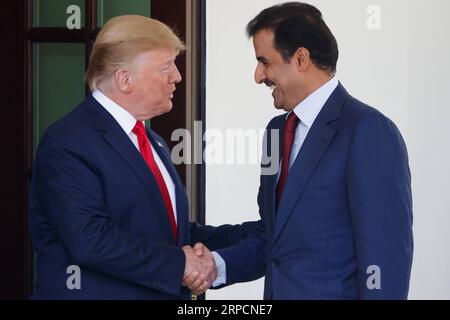 (190709) -- WASHINGTON, 9 luglio 2019 (Xinhua) -- il presidente degli Stati Uniti Donald Trump (L) dà il benvenuto all'emiro del Qatar Tamim bin Hamad al-Thani alla Casa Bianca di Washington D.C., negli Stati Uniti, il 9 luglio 2019. (Xinhua/Ting Shen) U.S.-WASHINGTON D.C.-TRUMP-QATAR-EMIR-MEETING PUBLICATIONxNOTxINxCHN Foto Stock