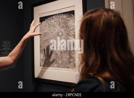 (190709) -- WASHINGTON, 9 luglio 2019 -- i visitatori vedono una fotografia lunare scattata nel 1899 durante un'anteprima di By the Light of the Silvery Moon: A Century of Lunar Photographs alla National Gallery of Art di Washington D.C., negli Stati Uniti, il 9 luglio 2019. Circa 50 opere, tra cui una selezione di fotografie, saranno esposte nella mostra che durerà dal 14 luglio 2019 al 5 gennaio 2020 in occasione del 50° anniversario dello sbarco sulla Luna dell'Apollo 11. ) U.S.-WASHINGTON D.C.-EXHIBITION-LUNAR FOTOGRAFIA LIUXJIE PUBLICATIONXNOTXINXCHN Foto Stock