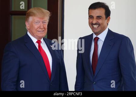 (190709) -- WASHINGTON, 9 luglio 2019 (Xinhua) -- il presidente degli Stati Uniti Donald Trump (L) dà il benvenuto all'emiro del Qatar Tamim bin Hamad al-Thani alla Casa Bianca di Washington D.C., negli Stati Uniti, il 9 luglio 2019. (Xinhua/Ting Shen) U.S.-WASHINGTON D.C.-TRUMP-QATAR-EMIR-MEETING PUBLICATIONxNOTxINxCHN Foto Stock