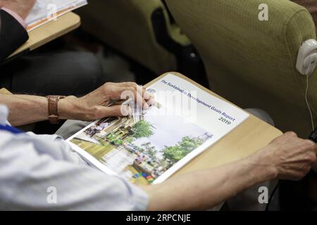 (190709) -- NAZIONI UNITE, 9 luglio 2019 -- Un giornalista tiene una copia del Sustainable Development Goals Report 2019 presso la sede delle Nazioni Unite a New York, il 9 luglio 2019. Nonostante i precedenti progressi prolungati, il numero di persone che soffrono la fame è in aumento dal 2014, il rapporto delle Nazioni Unite ha detto martedì. ) RAPPORTO SUGLI OBIETTIVI DI SVILUPPO SOSTENIBILE DELLE NAZIONI UNITE 2019-COMUNICATO STAMPA LIXMUZI PUBLICATIONXNOTXINXCHN Foto Stock