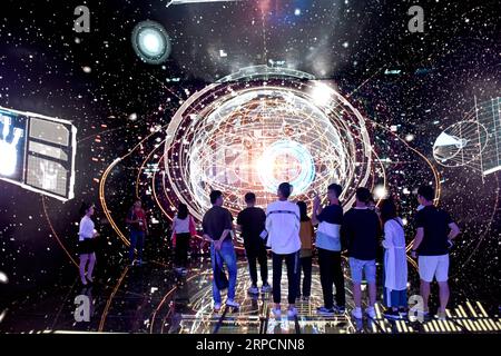 News Bilder des Tages (190710) -- HUAINAN, 10 luglio 2019 -- gli studenti visitano il centro espositivo Huainan Big Data a Huainan, provincia di Anhui, 9 luglio 2019. Come parte delle attività di scambio per sperimentare la cultura Anhui, martedì gli studenti di cinque università del sud-est della Cina hanno visitato Huainan per conoscere l'industria dei big data. (Foto di /Xinhua) CHINA-ANHUI-HUAINAN-TAIWAN STUDENTS ChenxBin PUBLICATIONxNOTxINxCHN Foto Stock