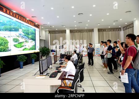 (190710) -- HUAINAN, 10 luglio 2019 -- gli studenti imparano il sistema di gestione delle città intelligenti in una filiale della China Tower a Huainan, nella provincia di Anhui nella Cina orientale, 9 luglio 2019. Come parte delle attività di scambio per sperimentare la cultura Anhui, martedì gli studenti di cinque università del sud-est della Cina hanno visitato Huainan per conoscere l'industria dei big data. (Foto di /Xinhua) CHINA-ANHUI-HUAINAN-TAIWAN STUDENTS ChenxBin PUBLICATIONxNOTxINxCHN Foto Stock