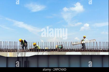 (190710) -- CHANGCHUN, 10 luglio 2019 -- foto aerea scattata il 9 luglio 2019 mostra i lavoratori del sito di ricostruzione ed estensione della sezione Changchun-Lalinhe dell'autostrada Pechino-Harbin, provincia di Jilin della Cina nordorientale. ) CHINA-JILIN-BEIJING-HARBIN EXPRESSWAY-WORKERS (CN) LINXHONG PUBLICATIONXNOTXINXCHN Foto Stock