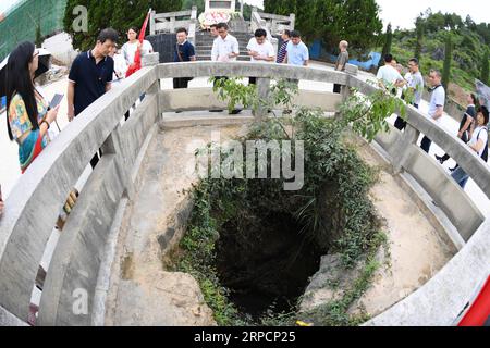 (190710) -- XING AN, 10 luglio 2019 -- foto aerea scattata il 28 giugno 2019 mostra le persone che visitano il giardino commemorativo che commemora i soldati dell'Armata Rossa morti nella battaglia di Xinxu nella contea di Guanyang, nella regione autonoma Guangxi Zhuang della Cina meridionale. La battaglia di Xinxu fu una delle tre principali battaglie combattute nel Guangxi, che aveva portato il tempo all'Armata Rossa di attraversare il fiume Xiangjiang. Negli ultimi anni, in molti luoghi rivoluzionari, soprattutto quelli lungo la lunga marcia, sorgono sale commemorative e cimiteri dei martiri. Visitatori provenienti da tutta la Cina vengono a queste Foto Stock