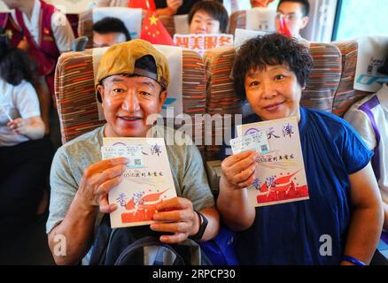 (190710) -- TIANJIN, 10 luglio 2019 -- i passeggeri mostrano i loro biglietti sul treno ad alta velocità G305 il 10 luglio 2019. Trasportando più di 1.100 passeggeri, il treno ad alta velocità G305 partì da Tianjin alle 10:58, e arriverà alla stazione di Hong Kong West Kowloon circa 10 ore dopo, secondo le autorità ferroviarie di Tianjin. Il percorso lungo 2.450 km passerà attraverso diverse stazioni, tra cui la stazione Baiyangdian nella nuova area di Xiongan. Un posto di seconda classe per il giro di 10 ore costerà 1.092,5 yuan (circa 159 dollari USA). ) CHINA-TIANJIN-BULLET TRAIN-HONG KONG (CN) XINGXGUANGLI PUBLICATIONXNOTXINXCHN Foto Stock