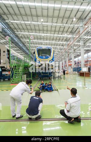 (190711) -- BATU GAJAH, 11 luglio 2019 -- i figli dei lavoratori del centro di materiale rotabile gestito dal produttore cinese di locomotive CRRC si pongono per delle foto mentre assistono al CRRC S Hari Raya Opening House Day a Batu Gajah, capitale del distretto di Kinta, nello stato di Perek in Malesia, 20 giugno 2019. Il centro del materiale rotabile gestito dalla CRRC è diventato una fonte di occupazione per i locali della zona e, per estensione, una parte importante delle interazioni tra i lavoratori di entrambi i paesi. Dopo anni di esplorazione, il Public Open Day di CRRC in Cina in Malesia non solo riunisce clienti, dipendenti f Foto Stock