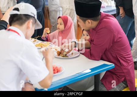 (190711) -- BATU GAJAH, 11 luglio 2019 -- i lavoratori del centro di materiale rotabile gestito dal produttore cinese di locomotive CRRC, e i loro familiari partecipano al CRRC S Hari Raya Opening House Day a Batu Gajah, capitale del distretto di Kinta, nello stato malese del Perak, 20 giugno 2019. Il centro del materiale rotabile gestito dalla CRRC è diventato una fonte di occupazione per i locali della zona e, per estensione, una parte importante delle interazioni tra i lavoratori di entrambi i paesi. Dopo anni di esplorazione, il Public Open Day di CRRC in Cina in Malesia non solo riunisce clienti, dipendenti e fa Foto Stock