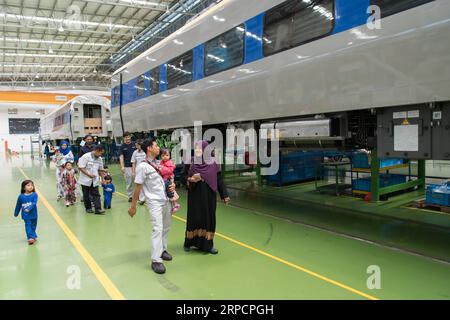 (190711) -- BATU GAJAH, 11 luglio 2019 -- lavoratori malesi, provenienti dal centro del materiale rotabile gestito dal produttore cinese di locomotive CRRC, e i loro familiari partecipano alla giornata della casa di apertura di Hari Raya della CRRC a Batu Gajah, capitale del distretto di Kinta, nello stato malese del Perak, 20 giugno 2019. Il centro del materiale rotabile gestito dalla CRRC è diventato una fonte di occupazione per i locali della zona e, per estensione, una parte importante delle interazioni tra i lavoratori di entrambi i paesi. Dopo anni di esplorazione, il Public Open Day di CRRC in Cina in Malesia non solo riunisce i clienti, em Foto Stock