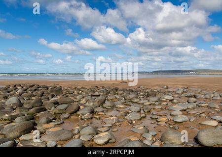 In tarda estate, con vista su ghiaia e spiaggia e vista su Northam Beach e sull'estuario di Taw Torridge fino a Saunton Sands con cielo blu e nuvole. Foto Stock