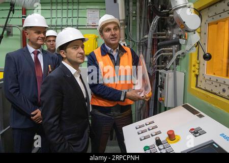 (190711) -- KIEV, 11 luglio 2019 -- il presidente ucraino Volodymyr Zelensky (2rd R) ispeziona il nuovo confinamento sicuro della centrale nucleare di Chernobyl a Kiev, Ucraina, 10 luglio 2019. Il presidente ucraino Volodymyr Zelensky ha visitato la centrale nucleare di Chernobyl (ChNPP) mentre il nuovo confinamento sicuro (NSC) sul quarto reattore della centrale è stato messo in funzione mercoledì. L'NSC ha lo scopo di prevenire la fuga di materiali radioattivi dal quarto sito del reattore, dove un incidente nucleare del 26 aprile 1986 ha ucciso almeno 31 persone, mentre altre migliaia sono morte per radiazioni ex Foto Stock