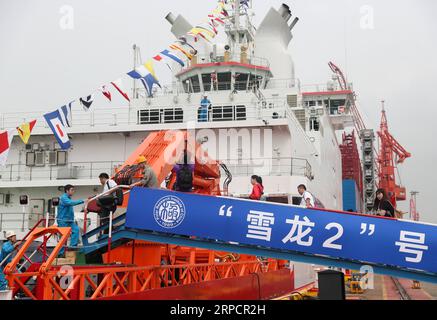 (190711) -- SHANGHAI, 11 luglio 2019 -- la gente visita il rompighiaccio polare Xuelong 2 nella Shanghai orientale della Cina, 11 luglio 2019. Il primo rompighiaccio polare costruito internamente in Cina Xuelong 2, o Snow Dragon 2, è stato consegnato giovedì a Shanghai, secondo il Ministero delle risorse naturali. Nel suo viaggio inaugurale più tardi quest'anno, la nave salperà per l'Antartide insieme a Xuelong, l'unico rompighiaccio cinese in servizio, nella 36a missione di ricerca del paese nella regione. ) CINA-SHANGHAI-FATTA IN CASA ROMPIGHIACCIO POLARE-CONSEGNATO (CN) DINGXTING PUBLICATIONXNOTXINXCHN Foto Stock