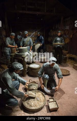 (190712) -- GUIYANG, 12 luglio 2019 -- statue raffiguranti gli abitanti del villaggio e i soldati dell'Armata Rossa che trattano i cereali sono raffigurate nel Liping Meeting Museum nella contea di Liping, nella prefettura autonoma di Qiandongnan Miao e Dong, nella provincia di Guizhou della Cina sud-occidentale, 2 luglio 2019. L'incontro di Liping si è svolto nella contea di Liping, nella provincia di Guizhou nella Cina sud-occidentale, il 18 dicembre 1934. Fu il primo incontro dell'Ufficio politico del Comitato centrale del Partito Comunista Cinese (CPC) durante la lunga marcia, dopo una pesante perdita in battaglia lungo il fiume Xiangjiang nell'attuale regione autonoma del Guangxi Zhuang. A Foto Stock