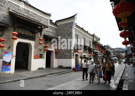 (190712) -- GUIYANG, 12 luglio 2019 -- la gente passa davanti al Liping Meeting Museum nella contea di Liping della prefettura autonoma di Qiandongnan Miao e Dong, nella provincia di Guizhou della Cina sud-occidentale, 2 luglio 2019. L'incontro di Liping si è svolto nella contea di Liping, nella provincia di Guizhou nella Cina sud-occidentale, il 18 dicembre 1934. Fu il primo incontro dell'Ufficio politico del Comitato centrale del Partito Comunista Cinese (CPC) durante la lunga marcia, dopo una pesante perdita in battaglia lungo il fiume Xiangjiang nell'attuale regione autonoma del Guangxi Zhuang. Dopo un acceso dibattito, l'Ufficio politico ha adottato la p corretta di Mao Zedong Foto Stock