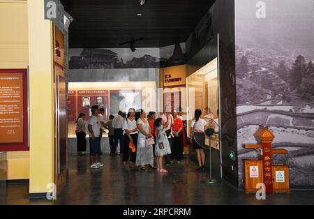 (190712) -- GUIYANG, 12 luglio 2019 -- le persone visitano il Liping Meeting Museum nella contea di Liping della prefettura autonoma di Qiandongnan Miao e Dong, nella provincia di Guizhou della Cina sud-occidentale, 2 luglio 2019. L'incontro di Liping si è svolto nella contea di Liping, nella provincia di Guizhou nella Cina sud-occidentale, il 18 dicembre 1934. Fu il primo incontro dell'Ufficio politico del Comitato centrale del Partito Comunista Cinese (CPC) durante la lunga marcia, dopo una pesante perdita in battaglia lungo il fiume Xiangjiang nell'attuale regione autonoma del Guangxi Zhuang. Dopo un acceso dibattito, l'Ufficio politico ha adottato il corretto pro di Mao Zedong Foto Stock