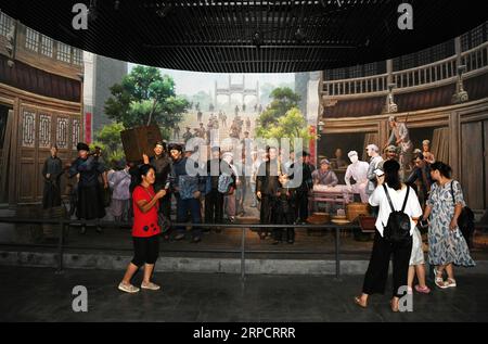 (190712) -- GUIYANG, 12 luglio 2019 -- le persone visitano il Liping Meeting Museum nella contea di Liping della prefettura autonoma di Qiandongnan Miao e Dong, nella provincia di Guizhou della Cina sud-occidentale, 2 luglio 2019. L'incontro di Liping si è svolto nella contea di Liping, nella provincia di Guizhou nella Cina sud-occidentale, il 18 dicembre 1934. Fu il primo incontro dell'Ufficio politico del Comitato centrale del Partito Comunista Cinese (CPC) durante la lunga marcia, dopo una pesante perdita in battaglia lungo il fiume Xiangjiang nell'attuale regione autonoma del Guangxi Zhuang. Dopo un acceso dibattito, l'Ufficio politico ha adottato il corretto pro di Mao Zedong Foto Stock