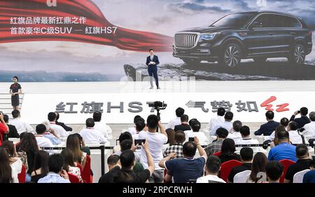 (190712) -- CHANGCHUN, 12 luglio 2019 -- Xu Liuping, presidente del gruppo FAW, parla alla cerimonia di lancio del modello Hongqi HS7, il primo SUV (SUV) sportivo di classe C di Hongqi, a Changchun, capitale della provincia di Jilin della Cina nord-orientale, 12 luglio 2019. Venerdì scorso, la casa automobilistica cinese FAW Group ha iniziato a vendere il primo SUV di classe C del suo iconico marchio Hongqi nel tentativo di conquistare una fetta del mercato delle auto di lusso. Il modello Hongqi HS7, lanciato nella città cinese nord-orientale di Changchun, ha un prezzo compreso tra 349.800 yuan (50.900 dollari USA) e 459.800 yuan, il Changchun-bas Foto Stock