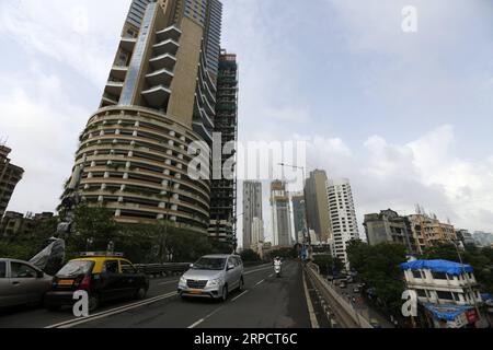 (190712) -- MUMBAI, 12 luglio 2019 () -- foto scattata il 12 luglio 2019 mostra edifici in costruzione a Mumbai, India. Il capitale finanziario dell'India il patrimonio residenziale di Mumbai rimane il meno accessibile nel paese, poiché l'accessibilità abitativa della nazione è peggiorata negli ultimi quattro anni, i risultati della Banca centrale nazionale hanno pubblicato a tarda ora giovedì. Gli acquirenti di immobili residenziali a Mumbai ora pagano il 43,3% del loro reddito come rata mensile equa (EMI) per il prestito per la casa rispetto al 42,6% del loro reddito nel marzo 2015. (STR/) INDIA-MUMBAI-ECONOMIA-REAL EST Foto Stock