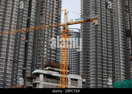 (190712) -- MUMBAI, 12 luglio 2019 () -- foto scattata il 12 luglio 2019 mostra edifici in costruzione a Mumbai, India. Il capitale finanziario dell'India il patrimonio residenziale di Mumbai rimane il meno accessibile nel paese, poiché l'accessibilità abitativa della nazione è peggiorata negli ultimi quattro anni, i risultati della Banca centrale nazionale hanno pubblicato a tarda ora giovedì. Gli acquirenti di immobili residenziali a Mumbai ora pagano il 43,3% del loro reddito come rata mensile equa (EMI) per il prestito per la casa rispetto al 42,6% del loro reddito nel marzo 2015. (STR/) INDIA-MUMBAI-ECONOMIA-REAL EST Foto Stock