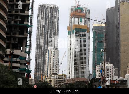 (190712) -- MUMBAI, 12 luglio 2019 () -- foto scattata il 12 luglio 2019 mostra edifici in costruzione a Mumbai, India. Il capitale finanziario dell'India il patrimonio residenziale di Mumbai rimane il meno accessibile nel paese, poiché l'accessibilità abitativa della nazione è peggiorata negli ultimi quattro anni, i risultati della Banca centrale nazionale hanno pubblicato a tarda ora giovedì. Gli acquirenti di immobili residenziali a Mumbai ora pagano il 43,3% del loro reddito come rata mensile equa (EMI) per il prestito per la casa rispetto al 42,6% del loro reddito nel marzo 2015. (STR/) INDIA-MUMBAI-ECONOMIA-REAL EST Foto Stock