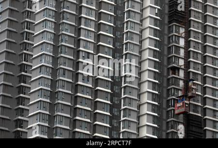 (190712) -- MUMBAI, 12 luglio 2019 () -- foto scattata il 12 luglio 2019 mostra edifici in costruzione a Mumbai, India. Il capitale finanziario dell'India il patrimonio residenziale di Mumbai rimane il meno accessibile nel paese, poiché l'accessibilità abitativa della nazione è peggiorata negli ultimi quattro anni, i risultati della Banca centrale nazionale hanno pubblicato a tarda ora giovedì. Gli acquirenti di immobili residenziali a Mumbai ora pagano il 43,3% del loro reddito come rata mensile equa (EMI) per il prestito per la casa rispetto al 42,6% del loro reddito nel marzo 2015. (STR/) INDIA-MUMBAI-ECONOMIA-REAL EST Foto Stock