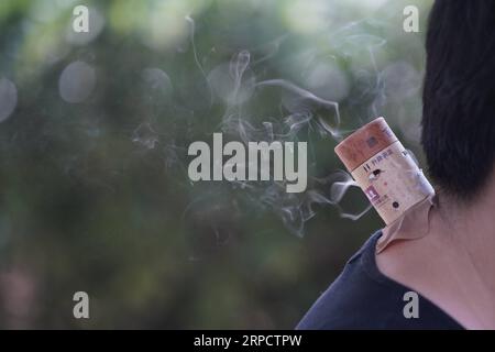 (190713) -- PECHINO, 13 luglio 2019 -- Un cittadino riceve la terapia di moxibusto a Xingtai, nella provincia di Hebei nel nord della Cina, 12 luglio 2019. ) XINHUA FOTO DEL GIORNO XingxGuangli PUBLICATIONxNOTxINxCHN Foto Stock