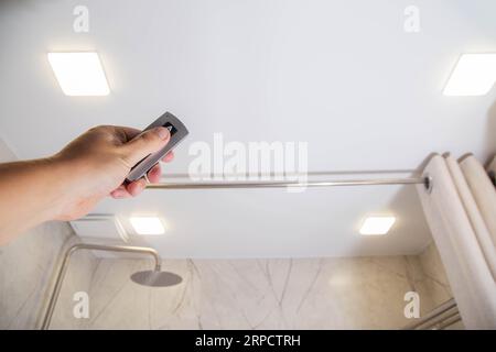 Pannello di controllo per la ventilazione e l'illuminazione dello scarico a distanza in bagno. Foto Stock