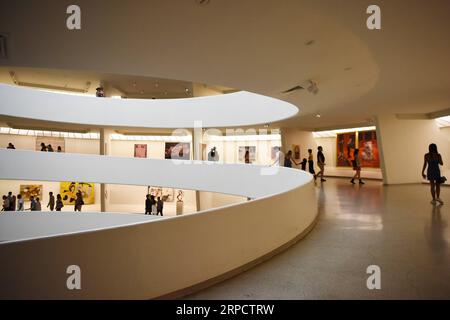 (190713) -- NEW YORK, 13 luglio 2019 -- People visit the Guggenheim Museum in New York, Stati Uniti, 12 luglio 2019. Il Solomon R. Guggenheim Museum di New York, spesso indicato come Guggenheim, è stato inserito nella lista dei patrimoni dell'umanità dell'UNESCO. Il museo è tra gli otto edifici degli Stati Uniti che sono stati iscritti nella lista con il titolo di architettura del XX secolo di Frank Lloyd Wright. L'annuncio è stato fatto durante la 43a sessione del Comitato del Patrimonio Mondiale tenutasi a Baku, in Azerbaigian, dal 30 giugno al 10 luglio. ) U.S.-NEW YORK-GUGGENHEIM MUSEUM-WORLD HERITAGE L Foto Stock