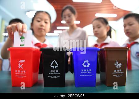 (190713) -- PECHINO, 13 luglio 2019 -- gli allievi prendono parte a un gioco di smistamento dei rifiuti presso la Jianping Experimental Primary School di Hefei, capitale della provincia di Anhui della Cina orientale, 11 luglio 2019. ) Xinhua in primo piano: La guerra della Cina alla spazzatura crea un mercato per le imprese verdi europee LiuxJunxi PUBLICATIONxNOTxINxCHN Foto Stock
