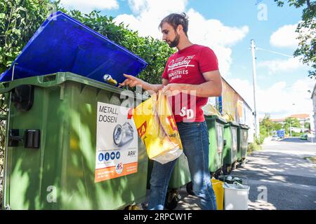 (190713) -- PECHINO, 13 luglio 2019 -- Un cittadino mette la spazzatura in un cestino a Vienna, in Austria, 10 luglio 2019. ) Xinhua in primo piano: La guerra della Cina alla spazzatura crea un mercato per le imprese verdi europee GuoxChen PUBLICATIONxNOTxINxCHN Foto Stock