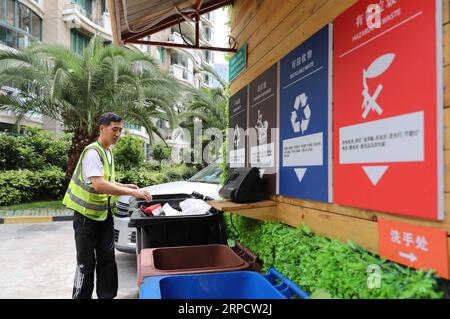 (190713) -- PECHINO, 13 luglio 2019 -- Un volontario di smistamento dei rifiuti controlla i rifiuti in una comunità nel distretto di Hongkou di Shanghai, Cina orientale, 24 giugno 2019. ) Xinhua in primo piano: La guerra della Cina alla spazzatura crea un mercato per le imprese verdi europee FangxZhe PUBLICATIONxNOTxINxCHN Foto Stock
