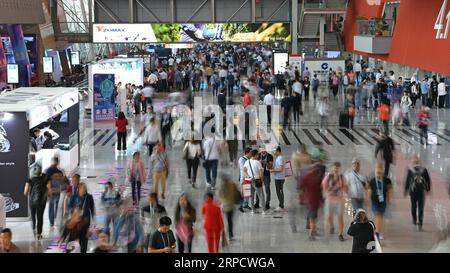 (190714) -- PECHINO, 14 luglio 2019 -- la gente cammina nella sala espositiva della 125a China Import and Export Fair a Guangzhou, nella provincia del Guangdong della Cina meridionale, 15 aprile 2019. Il mercato dei consumatori cinese in rapida espansione offre un forte legame tra la Cina e il mondo, nonché un'enorme opportunità per le imprese internazionali, ha dichiarato un rapporto pubblicato dal McKinsey Global Institute. Entro il 2030, il rapporto ha rivelato che il 58% delle famiglie cinesi è probabilmente nella categoria dei ricchi di massa o superiore, e la spesa dei consumatori cinesi urbani sta convergendo con quella delle loro controparti a citi Foto Stock