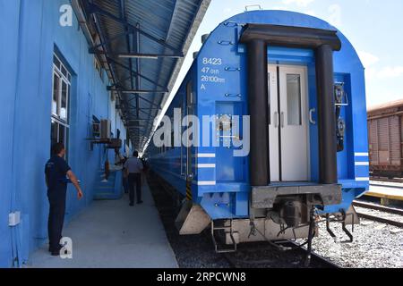 (190714) -- L'AVANA, 14 luglio 2019 -- Un treno composto interamente da carri cinesi ferma alla stazione centrale di Havana a l'Avana, capitale di Cuba, 13 luglio 2019. Il primo treno composto interamente da carri cinesi iniziò un viaggio di 14 ore e 835 km tra l'Avana e Santiago de Cuba, la seconda città più grande dell'isola. Questo convoglio ha 12 carri che arrivano di recente dalla Cina, il primo dei quattro convogli che inizieranno a circolare nei prossimi giorni nell'ambito di un ambizioso programma di aggiornamento del sistema ferroviario cubano. PER ANDARE CON la caratteristica: Con i treni cinesi in movimento, Cuba inizia a rinnovare il sistema ferroviario ) CUBA Foto Stock