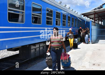 (190714) -- L'AVANA, 14 luglio 2019 -- i passeggeri camminano per salire a bordo di un treno composto interamente da carri cinesi a l'Avana, capitale di Cuba, 13 luglio 2019. Il primo treno composto interamente da carri cinesi iniziò un viaggio di 14 ore e 835 km tra l'Avana e Santiago de Cuba, la seconda città più grande dell'isola. Questo convoglio ha 12 carri che arrivano di recente dalla Cina, il primo dei quattro convogli che inizieranno a circolare nei prossimi giorni nell'ambito di un ambizioso programma di aggiornamento del sistema ferroviario cubano. PER ANDARE CON la caratteristica: Con i treni cinesi in movimento, Cuba inizia a rinnovare il sistema ferroviario ) CUBA-HAVANA-RAILWAY Foto Stock