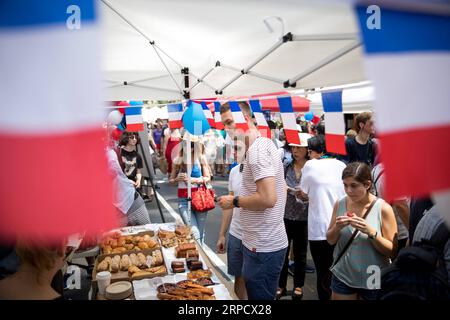 (190714) -- NEW YORK, 14 luglio 2019 (Xinhua) -- la gente acquista dolci e prodotti da forno durante la celebrazione del giorno della Bastiglia dell'Istituto francese Alliance Francaise (FIAF) a New York, Stati Uniti, 14 luglio 2019. Il giorno della Bastiglia, noto anche come giornata nazionale francese, commemora l'inizio della Rivoluzione francese e l'assalto della Bastiglia a Parigi il 14 luglio 1789. (Xinhua/Michael Nagle) U.S.-NEW YORK-BASTILLE DAY CELEBRATION PUBLICATIONxNOTxINxCHN Foto Stock