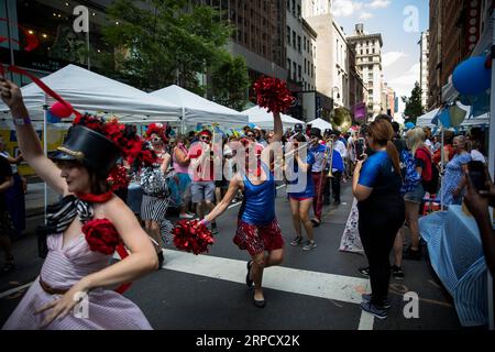 (190714) -- NEW YORK, 14 luglio 2019 (Xinhua) -- i membri della Hungry March Band si esibiscono durante la celebrazione del giorno della Bastiglia dell'Institute Alliance Francaise (FIAF) a New York, negli Stati Uniti, 14 luglio 2019. Il giorno della Bastiglia, noto anche come giornata nazionale francese, commemora l'inizio della Rivoluzione francese e l'assalto della Bastiglia a Parigi il 14 luglio 1789. (Xinhua/Michael Nagle) U.S.-NEW YORK-BASTILLE DAY CELEBRATION PUBLICATIONxNOTxINxCHN Foto Stock