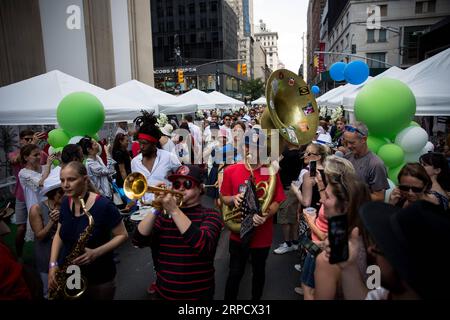 (190714) -- NEW YORK, 14 luglio 2019 (Xinhua) -- i membri della Hungry March Band si esibiscono durante la celebrazione del giorno della Bastiglia dell'Institute Alliance Francaise (FIAF) a New York, negli Stati Uniti, 14 luglio 2019. Il giorno della Bastiglia, noto anche come giornata nazionale francese, commemora l'inizio della Rivoluzione francese e l'assalto della Bastiglia a Parigi il 14 luglio 1789. (Xinhua/Michael Nagle) U.S.-NEW YORK-BASTILLE DAY CELEBRATION PUBLICATIONxNOTxINxCHN Foto Stock