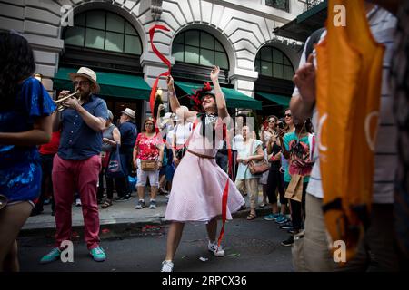 (190714) -- NEW YORK, 14 luglio 2019 (Xinhua) -- i membri della Hungry March Band si esibiscono durante la celebrazione del giorno della Bastiglia dell'Institute Alliance Francaise (FIAF) a New York, negli Stati Uniti, 14 luglio 2019. Il giorno della Bastiglia, noto anche come giornata nazionale francese, commemora l'inizio della Rivoluzione francese e l'assalto della Bastiglia a Parigi il 14 luglio 1789. (Xinhua/Michael Nagle) U.S.-NEW YORK-BASTILLE DAY CELEBRATION PUBLICATIONxNOTxINxCHN Foto Stock