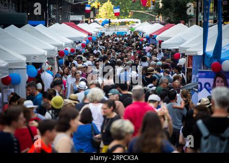 (190714) -- NEW YORK, 14 luglio 2019 (Xinhua) -- la gente partecipa alla celebrazione del giorno della Bastiglia del French Institute Alliance Francaise (FIAF) a New York, negli Stati Uniti, 14 luglio 2019. Il giorno della Bastiglia, noto anche come giornata nazionale francese, commemora l'inizio della Rivoluzione francese e l'assalto della Bastiglia a Parigi il 14 luglio 1789. (Xinhua/Michael Nagle) U.S.-NEW YORK-BASTILLE DAY CELEBRATION PUBLICATIONxNOTxINxCHN Foto Stock