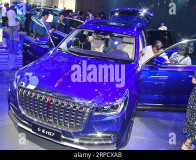 (190715) -- CHANGCHUN, 15 luglio 2019 -- i visitatori visitano Hongqi HS7 di un gruppo FAW durante la sedicesima China Changchun International Automobile Expo a Changchun, nella provincia di Jilin della Cina nordorientale, 13 luglio 2019. Durante l'Expo sono esposti 61 tipi di veicoli di 7 marchi del gruppo China FAW. ) CHINA-JILIN-CHANGCHUN-AUTOMOBILE EXPO-FAW (CN) XUXCHANG PUBLICATIONXNOTXINXCHN Foto Stock