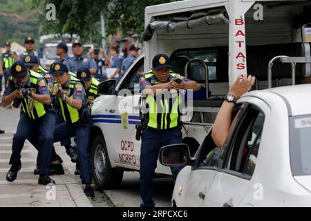 (190715) -- QUEZON CITY, 15 luglio 2019 -- i membri della polizia nazionale filippina (PNP) arrestano un finto terrorista mentre partecipano a un esercizio di simulazione a Quezon City, Filippine, 15 luglio 2019. Il PNP ha mostrato le sue capacità nel rispondere ai bombardamenti, al terrorismo e alle minacce di sequestro di ostaggi in preparazione del discorso sullo stato della nazione (SONA) del presidente filippino Rodrigo Duterte. FILIPPINE-QUEZON CITY-POLICE-SIMULATION EXERCISE ROUELLEXUMALI PUBLICATIONXNOTXINXCHN Foto Stock