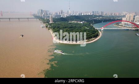 News Bilder des Tages (190715) -- WUHAN, 15 luglio 2019 -- foto aerea scattata il 15 luglio 2019 mostra una nave che naviga dal fiume Hanjiang (R) al fiume Yangtze a Wuhan, nella provincia di Hubei nella Cina centrale. Il livello dell'acqua del fiume Yangtze nella provincia di Hubei continua a salire a causa delle continue piogge nei tratti superiori. ) CHINA-WUHAN-YANGTZE RIVER-WATER LEVEL RISE (CN) CHENGXMIN PUBLICATIONXNOTXINXCHN Foto Stock