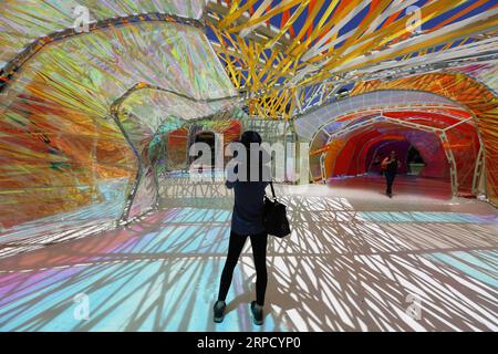 (190717) -- LOS ANGELES, 17 luglio 2019 -- i turisti camminano nel Serpentine Pavilion a la Brea Tar Pits a Los Angeles, negli Stati Uniti, 16 luglio 2019. Il Serpentine Pavilion, tunnel arcobaleno di struttura immersiva e temporanea dove arte e scienza si incontrano, apre al pubblico dal 28 giugno al 24 novembre 2019. ) U.S.-LOS ANGELES-SERPENTINE PAVILION LixYing PUBLICATIONxNOTxINxCHN Foto Stock