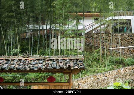 (190717) -- QUZHOU, 17 luglio 2019 -- la foto scattata il 16 luglio 2019 mostra l'alloggio in famiglia progettato da Yu Jiafu nel villaggio Tai An di Xinchang Township nella città di Quzhou, nella provincia di Zhejiang nella Cina orientale. Dopo il matrimonio, Yu tornò nella sua città natale, Tai An Village, con sua moglie. Affittarono e rinnovarono vecchie case costruite nel periodo delle dinastie Ming e Qing a Tai an e iniziarono a gestire la loro attività di famiglia nel 2017. CHINA-ZHEJIANG-QUZHOU-TOURISM-HOMESTAY (CN) WENGXXINYANG PUBLICATIONXNOTXINXCHN Foto Stock