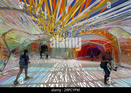 (190717) -- LOS ANGELES, 17 luglio 2019 -- i turisti camminano nel Serpentine Pavilion a la Brea Tar Pits a Los Angeles, negli Stati Uniti, 16 luglio 2019. Il Serpentine Pavilion, tunnel arcobaleno di struttura immersiva e temporanea dove arte e scienza si incontrano, apre al pubblico dal 28 giugno al 24 novembre 2019. ) U.S.-LOS ANGELES-SERPENTINE PAVILION LixYing PUBLICATIONxNOTxINxCHN Foto Stock