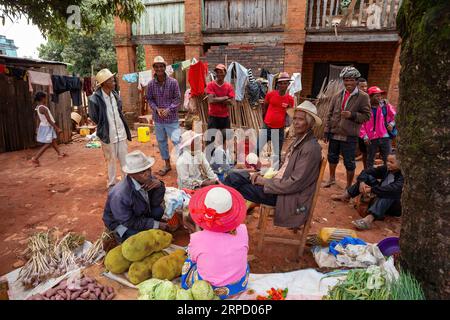 Mandoto, Madagascar - 9 novembre 2022: Via nella città di Mandoto, con venditori e gente comune che fa shopping e socializza. La donna vende frutta come jac Foto Stock