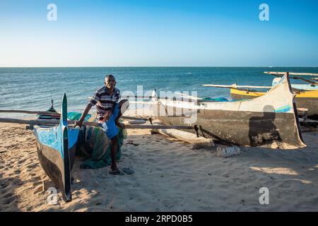 ANAKAO, MADAGASCAR - 21 NOVEMBRE 2022: Pescatori che riposano sulla canoa tradizionale a strapiombo sulla costa di Anakao in Madagascar. bo tradizionale malgascio Foto Stock