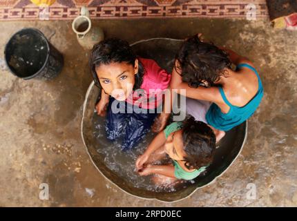 (190717) -- GAZA, 17 luglio 2019 (Xinhua) -- i bambini palestinesi si immergono in acqua per rimanere freschi durante il caldo, nella città meridionale di Khan Younis nella Striscia di Gaza, 17 luglio 2019. (Xinhua/Yasser Qudih) MIDEAST-GAZA-HOT WEATHER PUBLICATIONxNOTxINxCHN Foto Stock