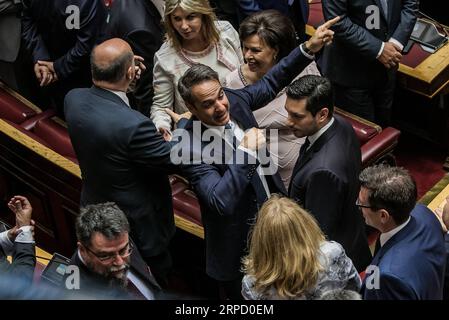 (190717) -- ATENE, 17 luglio 2019 -- il primo ministro greco Kyriakos Mitsotakis (C) saluta i membri del parlamento in occasione del plenum del Parlamento ellenico ad Atene, in Grecia, il 17 luglio 2019. I 300 deputati della diciottesima sessione del Parlamento greco, eletti dalle elezioni generali del 7 luglio, hanno prestato giuramento mercoledì. ) GRECIA-ATENE-PARLAMENTO-GIURAMENTO IN PanagiotisxMoschandreou PUBLICATIONxNOTxINxCHN Foto Stock