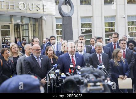 (190717) -- NEW YORK, 17 luglio 2019 -- Brian A. Benczkowshi (C), l'Assistente Procuratore generale per la Divisione criminale del Dipartimento di giustizia degli Stati Uniti, fa una dichiarazione fuori da un tribunale federale nel quartiere di Brooklyn di New York City, negli Stati Uniti, 17 luglio 2019. I giudici statunitensi hanno condannato il kingpin messicano della droga Joaquin El Chapo Guzman all'ergastolo, secondo un'udienza qui di mercoledì. ) U.S.-NEW YORK-MEXICAN DRUG LORD-GUZMAN-SENTENCE WANGXYING PUBLICATIONXNOTXINXCHN Foto Stock